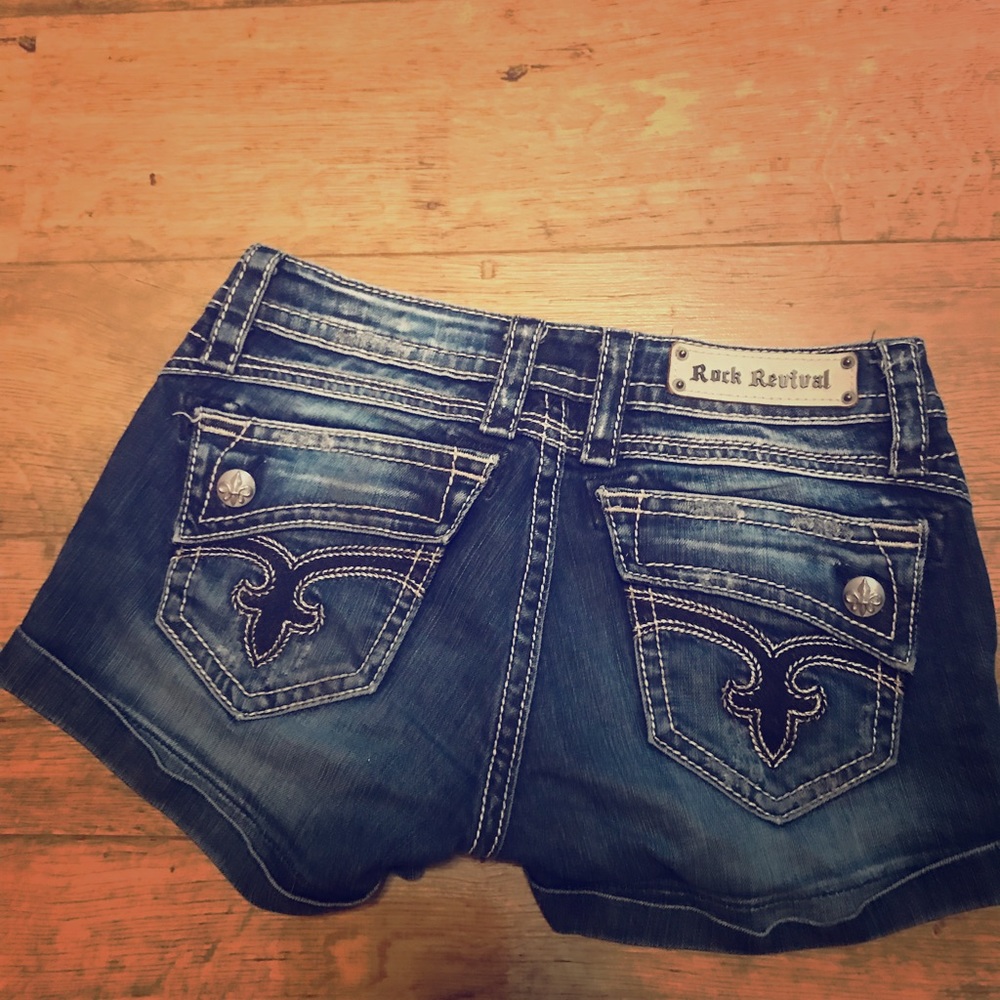 •Rock Revivals Size 28•